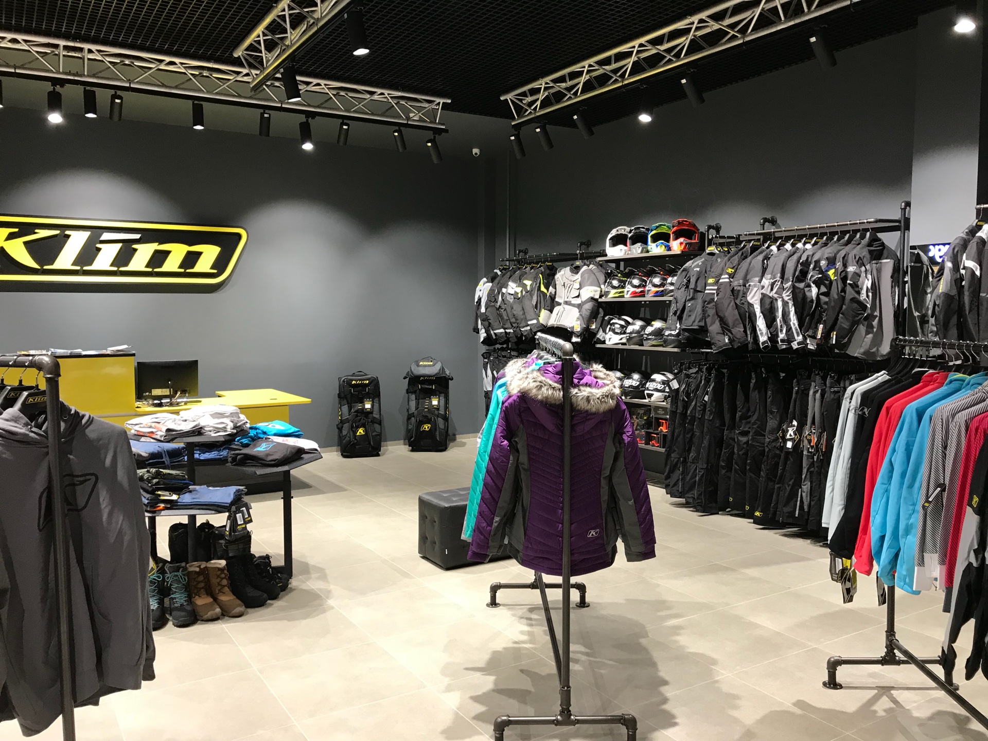 магазин секция в гуме. концептуальные магазины москва. современные магазины москва. современный интерьер продуктового магазина. концептуальный магазин одежды.